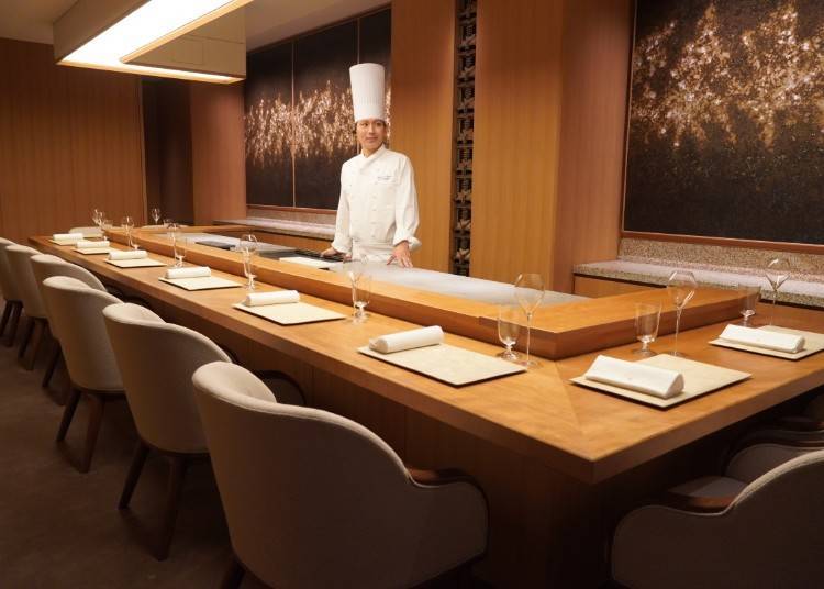 Wall art by master plasterer Makoto Kuzumi &copy;LIVE JAPAN