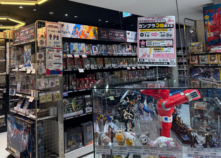 1F: Gunpla and Figures in a Bright, Open Gallery