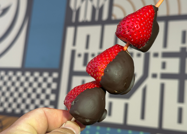 2. A New Experience! "Fruit Skewers" to Enjoy While Strolling