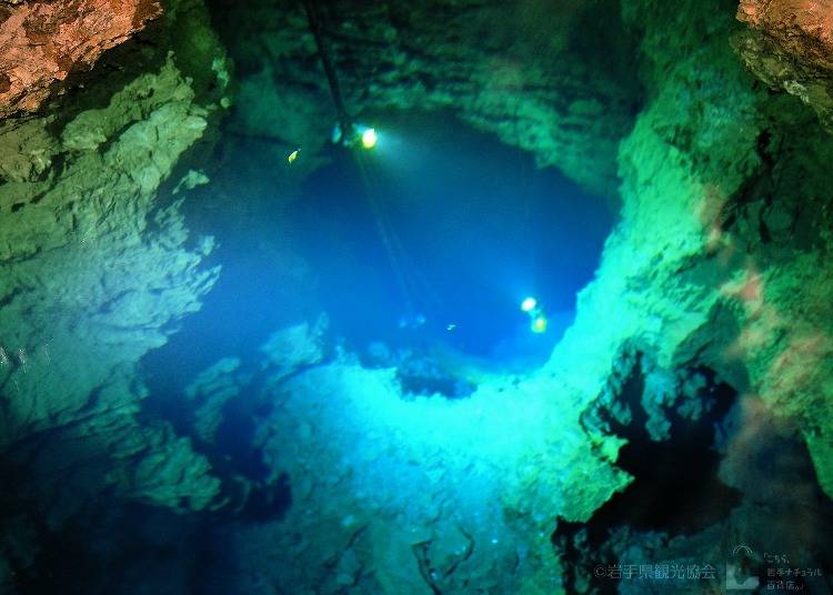 3：「龍泉洞」で神秘の地底湖を望む