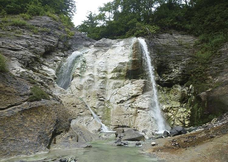 13．「川原毛大湯滝」で野趣あふれる露天風呂に浸かる