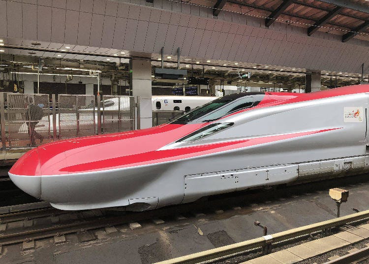 也可以乘坐这台有着美丽流线型外表的红色新干线「小町（こまち）」前往仙台。
