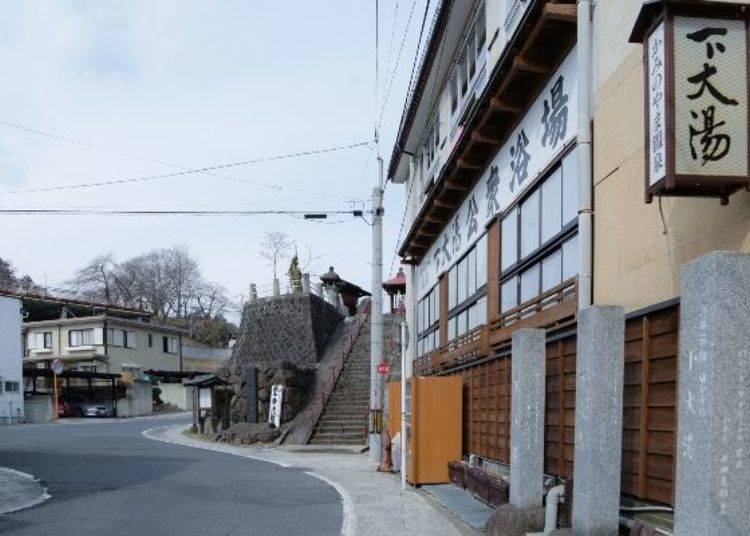 ▲ The Lower Great Bath in which the Zen Master Takuan is said to have bathed after being sent into exile from Kyoto as a result of the Purple Robe Incident in 1629.