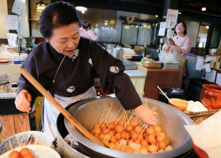 ▲ Delicious konjac balls simmering in a large pot!