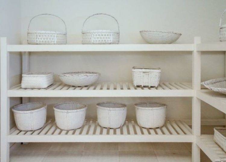 ▲ Baskets of different sizes for holding clothes are aligned along the shelves. There are many different types to choose from.