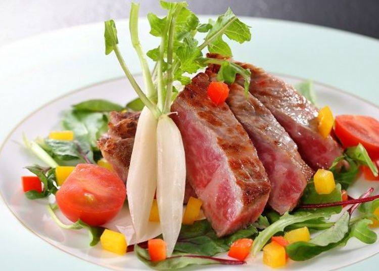 ▲ For the main course you may select either a Yonezawa beef steak or beef simmered in wine. (photo provided by Hanaakari no Yado Tsuki no Ike)