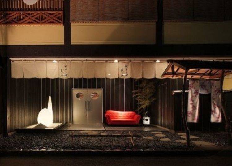 ▲ The red sofa in the entry is very impressive (photo provided by Hanaakari no Yado Tsuki no Ike)