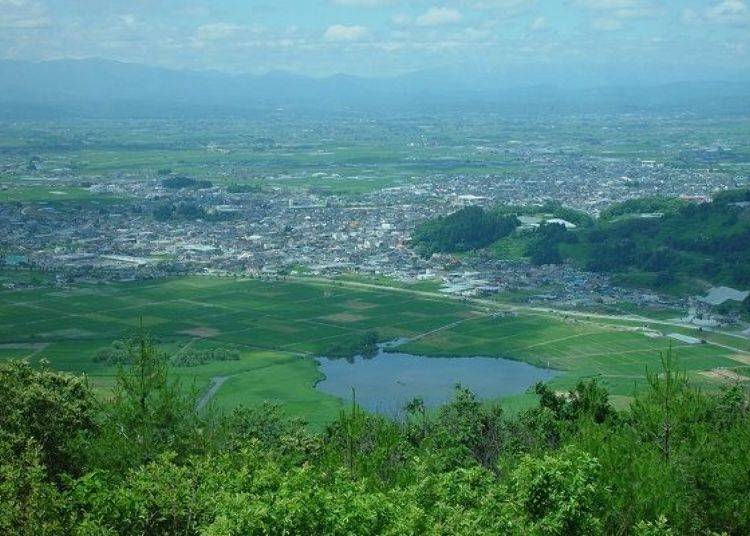 ▲ The view overlooking Nanyo City's symbolic Lake Hakuryu [White Dragon Lake] and the urban area of Akayu