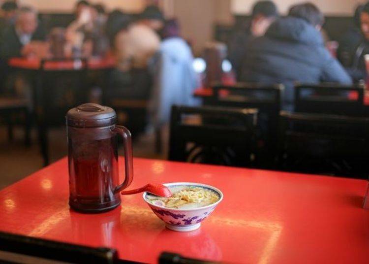 ▲ The interior, furnished in red, can seat 30 people. Yamagata ramen shops have only tables and not the slightly elevated areas where you sit on mats.