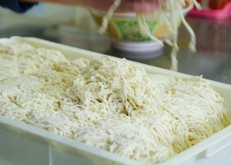 ▲ The curly, medium-thick noodles are made with super-hydrated water