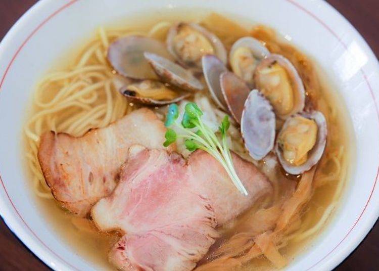 ▲ Double Shellfish Broth Shio Ramen is topped with littleneck clams 700 yen (including tax)