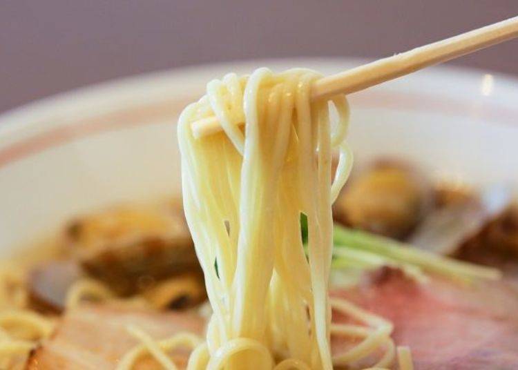 ▲ Straight, thin noodles are used in this shio [salt-based] ramen