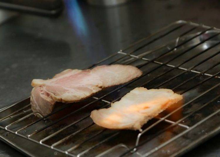 ▲烧烤猪肉（照片左边）与炙烧猪五花