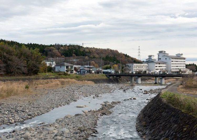 ▲ The Matsukawa River runs through this hot spring town set among spectacular mountains. Take a break from the hustle and bustle of the city and relax in a great natural setting.