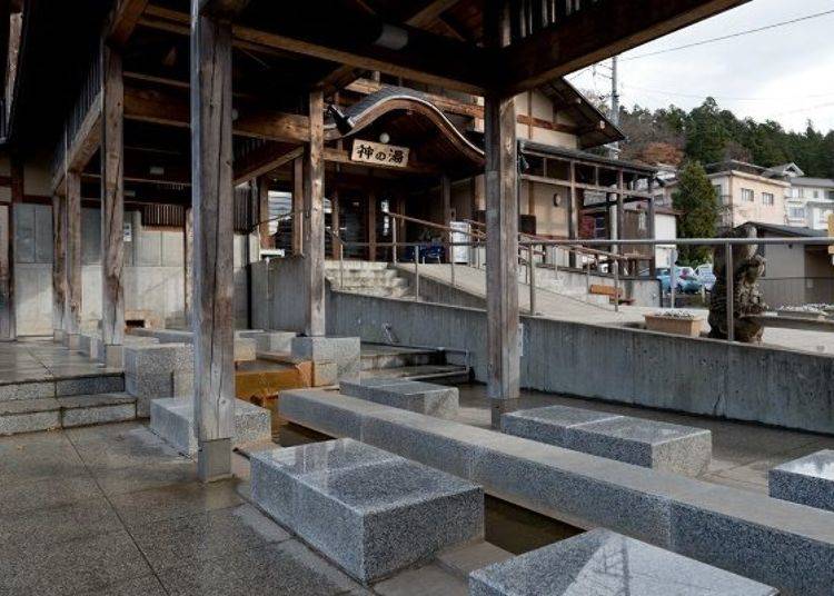 ▲ The foot bath is located between the Kami no Yu and the Tourism Information Center. This spot becomes quite lively with local residents and tourists on holidays.