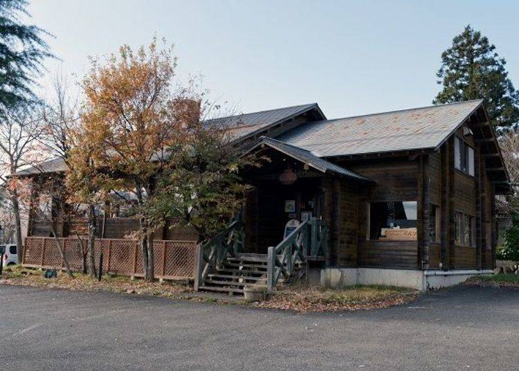 ▲ The restaurant is in this impressive log house. The sausages are made in the basement.