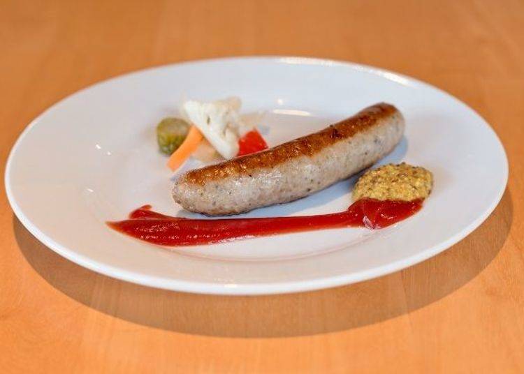 ▲ Absolutely no preservatives are used in the bratwurst, so for that reason it is not sold as a souvenir. This is one dish you certainly should try when you visit (the photo is not of a lunch plate)