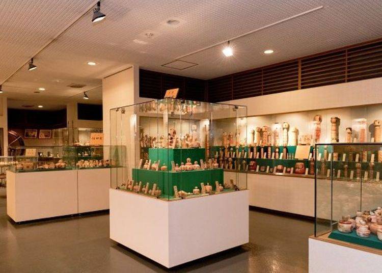 ▲展示区展示着日本全国传统的木芥子与木质玩具共5,500具，依照不同系列各别展示。
