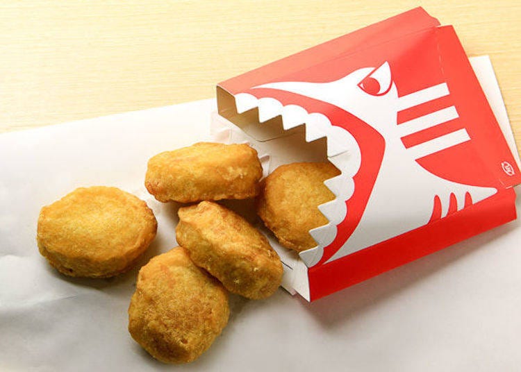 ▲ This popular snack is made from shark meat and called Shark Nuggets (380 yen including tax).