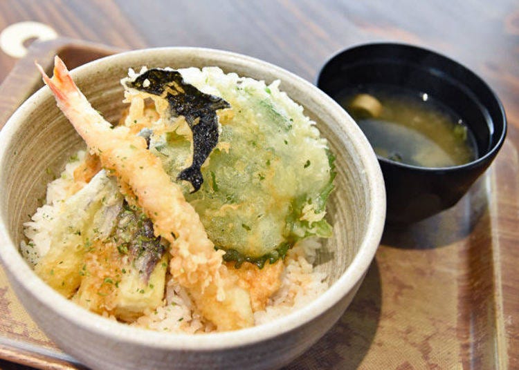 ▲ Umimori Tendon (comes with miso soup, 980 yen including tax). This is one of the popular dishes in the aquarium containing shark meat, tempura, and a piece of dried seaweed cut into the shape of a dolphin.