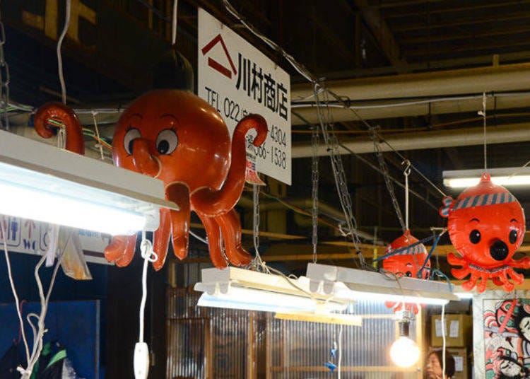 ▲ The store name and the items it handles are written on a signboard. The cute octopus dolls indicate this shop sells octopus.