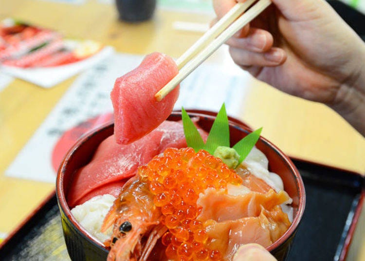 ▲ As expected, the color and luster of the Higashimono met the criteria for certification. The almost transparent brilliant red color looked really delicious.