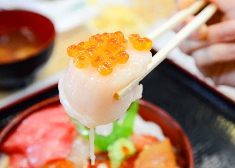 ▲ Look at how thick the scallop is! I loaded it with salmon roe and stuffed it into my mouth.
