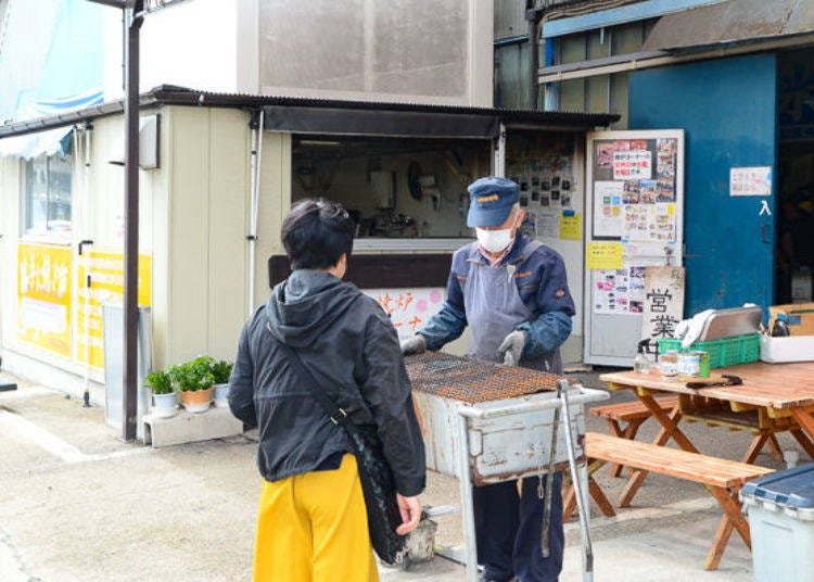 ▲ Normally you are expected to do the cooking yourself, but if you need help, the staff there is happy to assist. Several grills are used on Saturdays and Sundays when there are many ordinary customers.