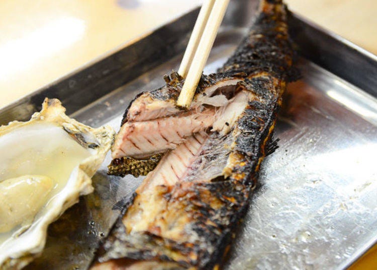 ▲ Grilling the fish made the skin crisp. The meat easily came away from the bone just using chopsticks.
