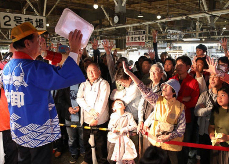 ▲ The simulated tuna auction during the Dotto Festival. It looks like this one was sold at a price below the going price (Photo courtesy: Shiogama Fisheries Promotion Center, Inc.)