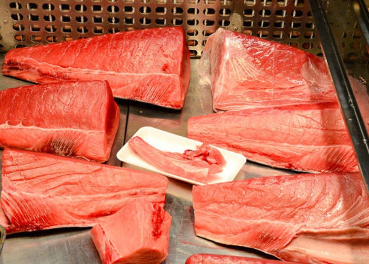 ▲시오가마는 일본에서 손꼽히는 생참치 어획량을 자랑한다. 냉장 케이스에 큼직한 덩어리들이 진열되어 있다.