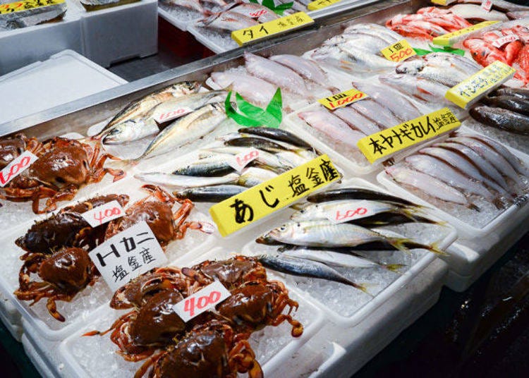 ▲此外还有许多在盐釜港捕获，琳琅满目的季节鲜鱼