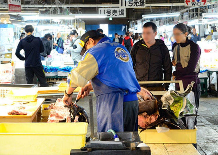 ▲在盐灶市鱼市场竞标的金枪鱼大约9点左右被送到现场。我们可以看到在店头解剖鱼的样子。