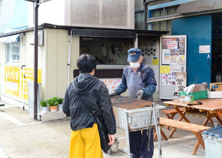 ▲基本上是自助式的，不过现场的工作人员也会帮忙服务所以很让人放心。人潮较多的周六日会再多准备几个烤炉。