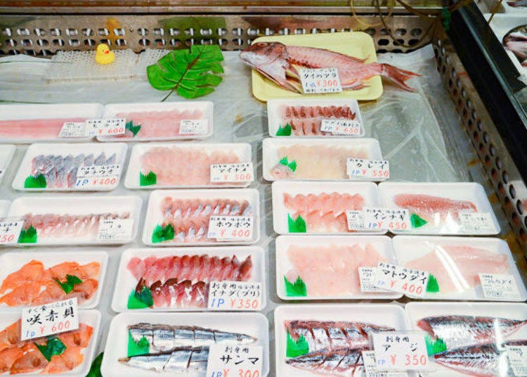 ▲店頭裡擺滿了許多生魚片。就讓我們選購自己喜歡的生魚片吧