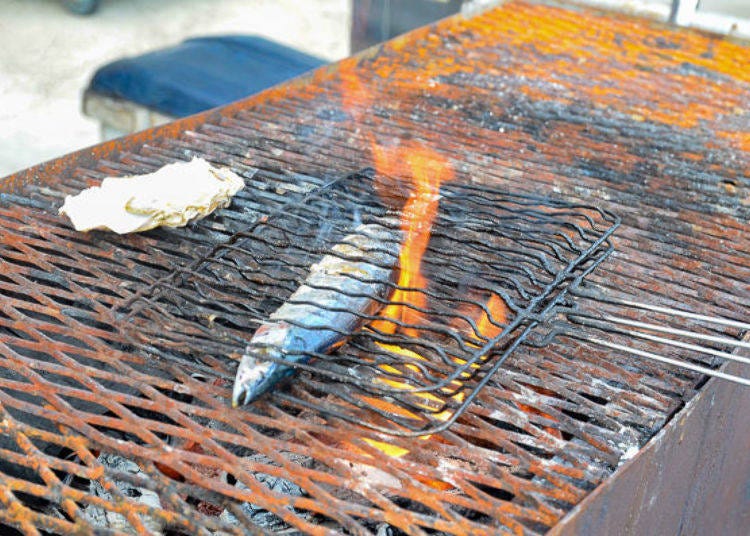 ▲我們各買了一個季節的秋刀魚與牡蠣試烤看看。烤爐是用木炭烤的，我們可以看到熊熊烈火。