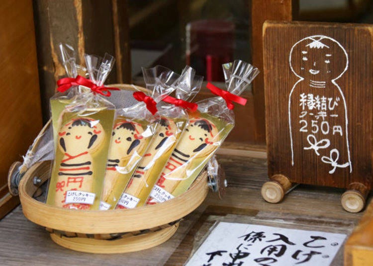 ▲ Cute Kokeshi cookies (250 yen) are also available next to the Enmusubi Kokeshi!