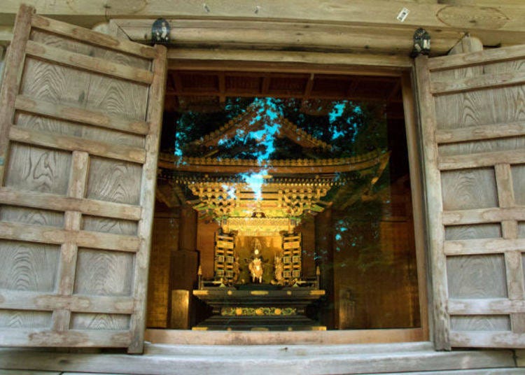 ▲ You can see inside the small shrine through the glass panel a figure of Mitsumune astride a white horse.