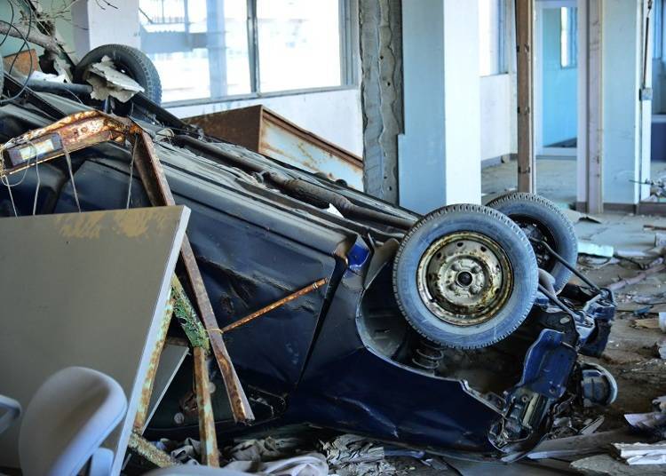 前往到教室，凌亂的教室內有漂來的汽車與瓦礫