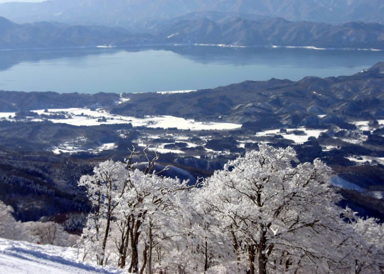 2：「たざわ湖スキー場」ゲレンデから田沢湖を一望（秋田県）