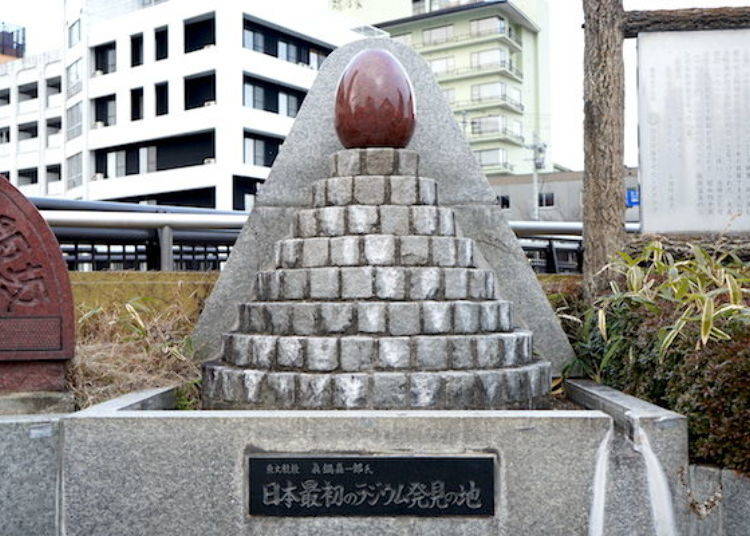 ▲ There is a bronze statue of a radium egg, a product for which Iizaka Onsen is famous.