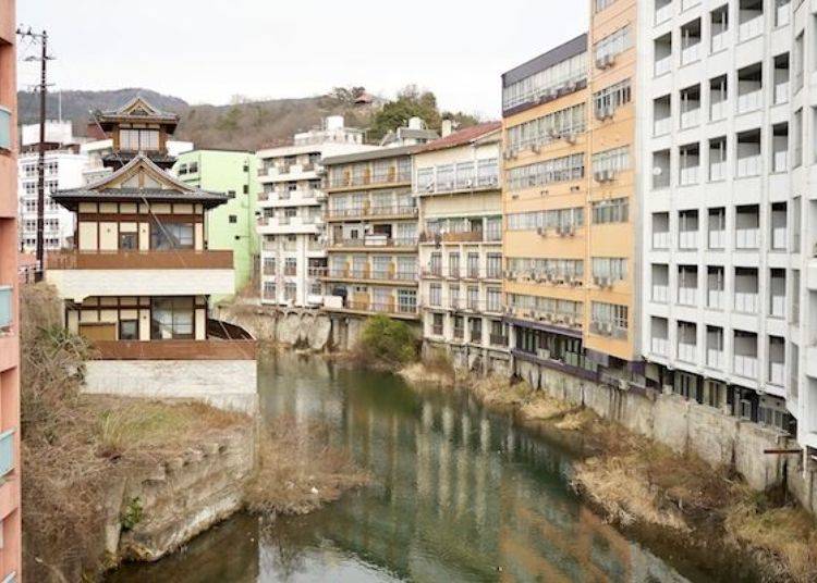 ▲ Hot spring inns along the river. And what could that building on the left that looks like a castle be?