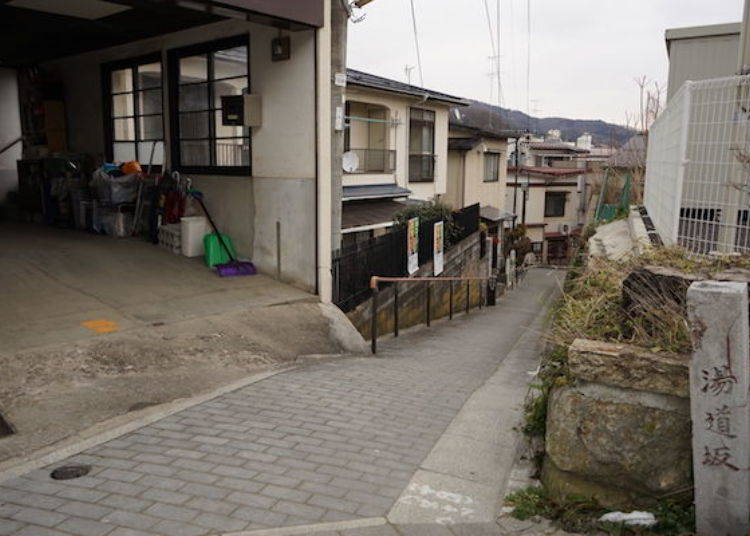 ▲ Yudozaka is the name of the road going from the private parking lot to the Sabako communal hot spring.