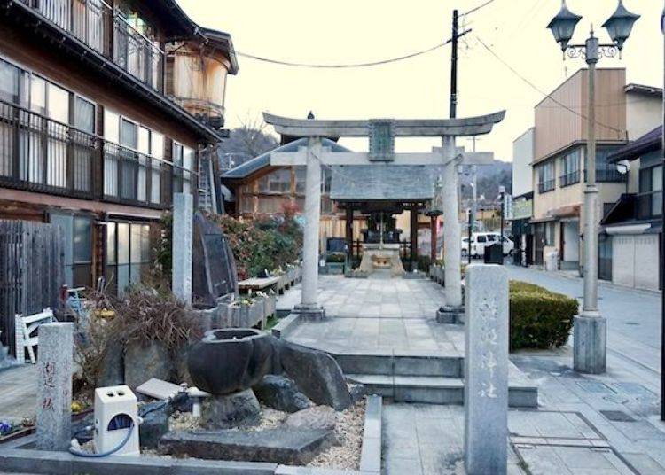 ▲ Sabako Shrine stands in a small stone square in the center of the town.