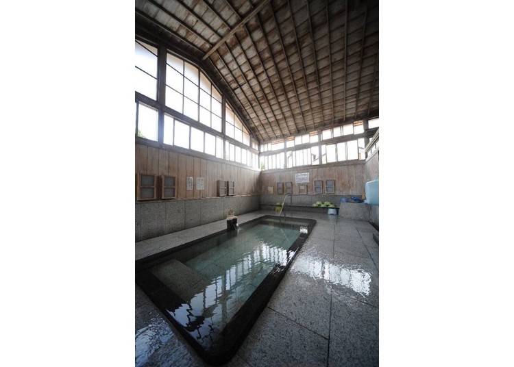 ▲The spacious granite baths and washing area (photo provided by Fukushima City Tourism Development Co., Ltd.)