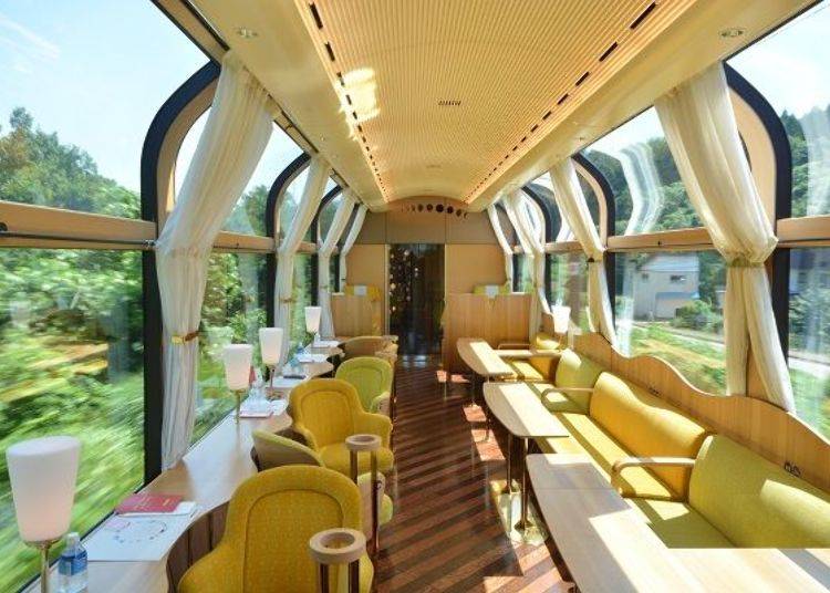 ▲ Dazzling sunlight pours in from the big carriage windows. All windows are made with UV-cut glass which reduces the transmittance of UV rays to less than 0.01%
