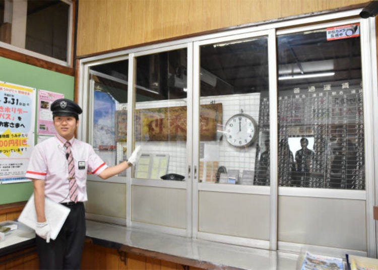 ▲ The conductor accompanied us and gave us a mini-tour. He told us about the history of the Nihongi Station building and a little known fact about the creation of an underpass among other things.