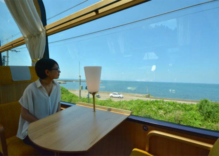 ▲Shortly after leaving Noetsu Station the scenery changes from mountains to the sea.