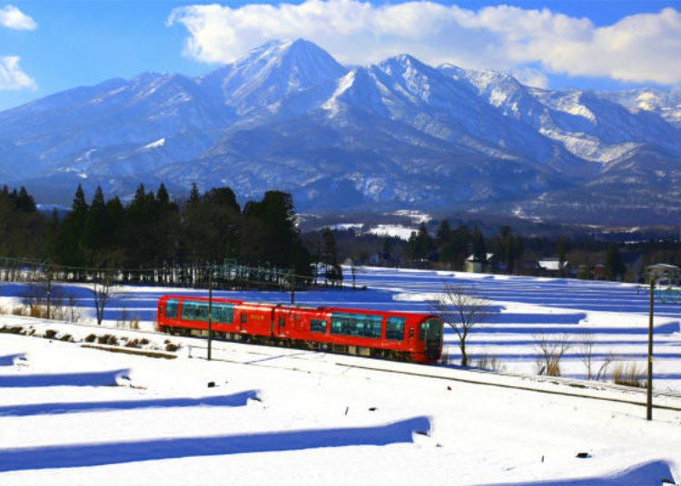 ▲ Setsugekka passing through a snowy landscape (photo provided by Echigo Tokimeki Railway)