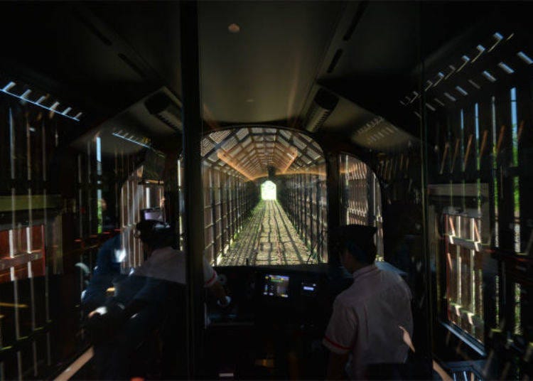 ▲大正12（1923）年完成的木制隧道，非常稀有，位于通过二本木站的不远处，保护列车避免豪雪的摧残